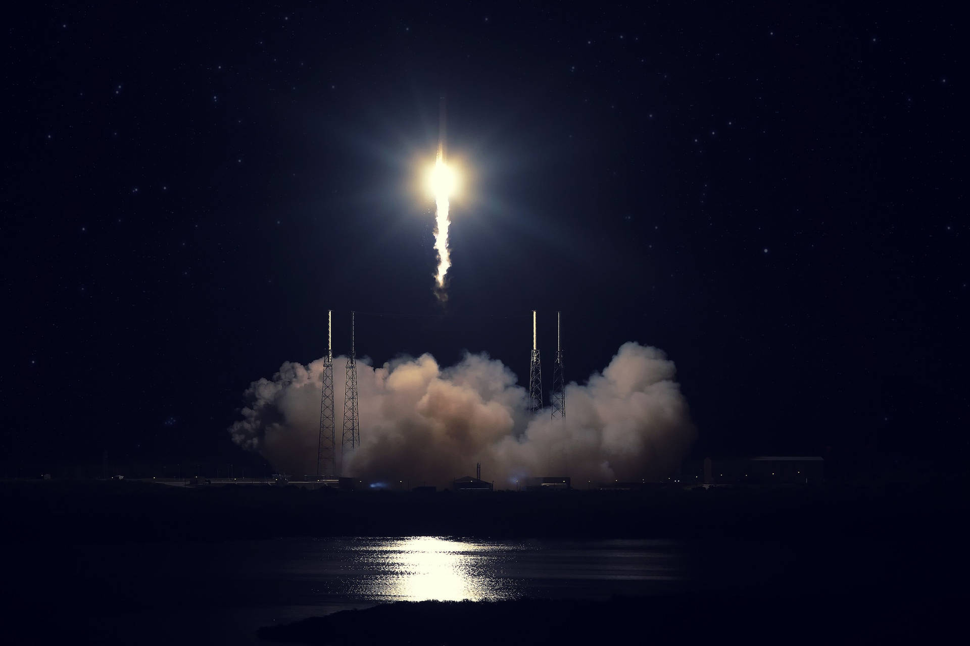 夜間火箭發射，煙霧與星空倒映在水中。 — Spacex GIF 壁紙