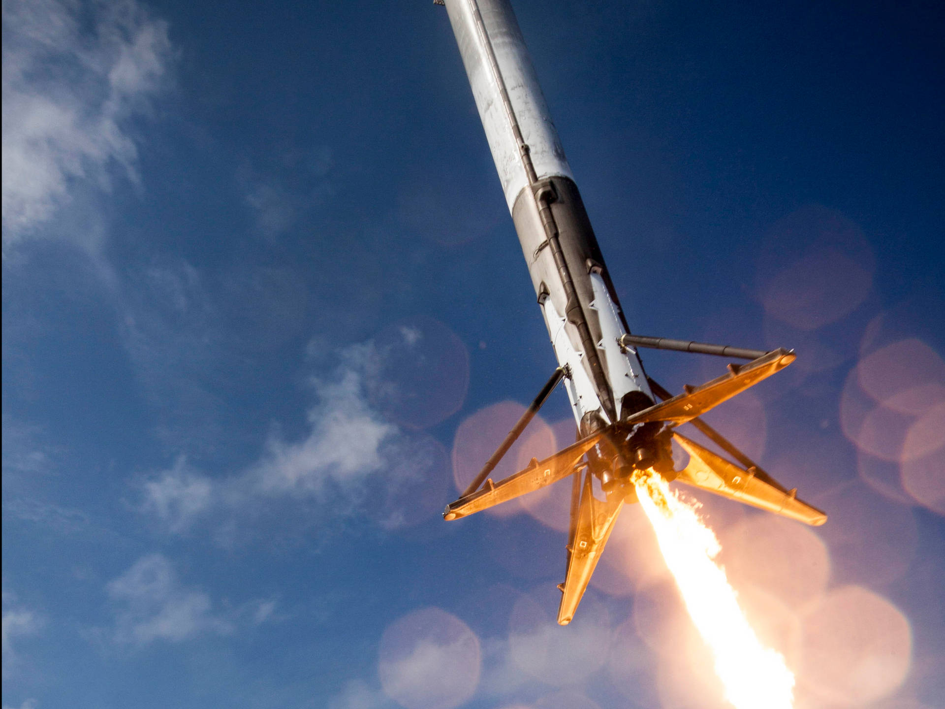 火箭發射至藍天，留下熾熱尾焰痕跡。 — Spacex GIF 壁紙