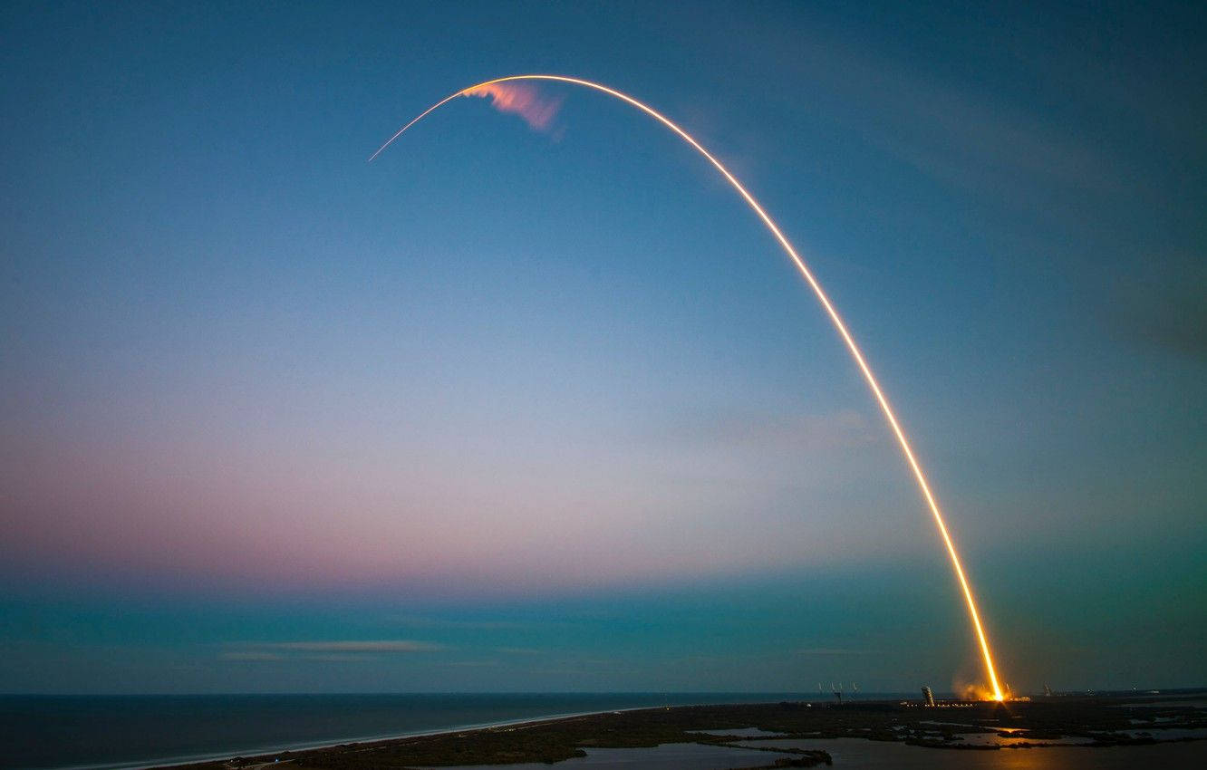 黃昏時分海上火箭發射，帶有火尾 — Spacex GIF 壁紙