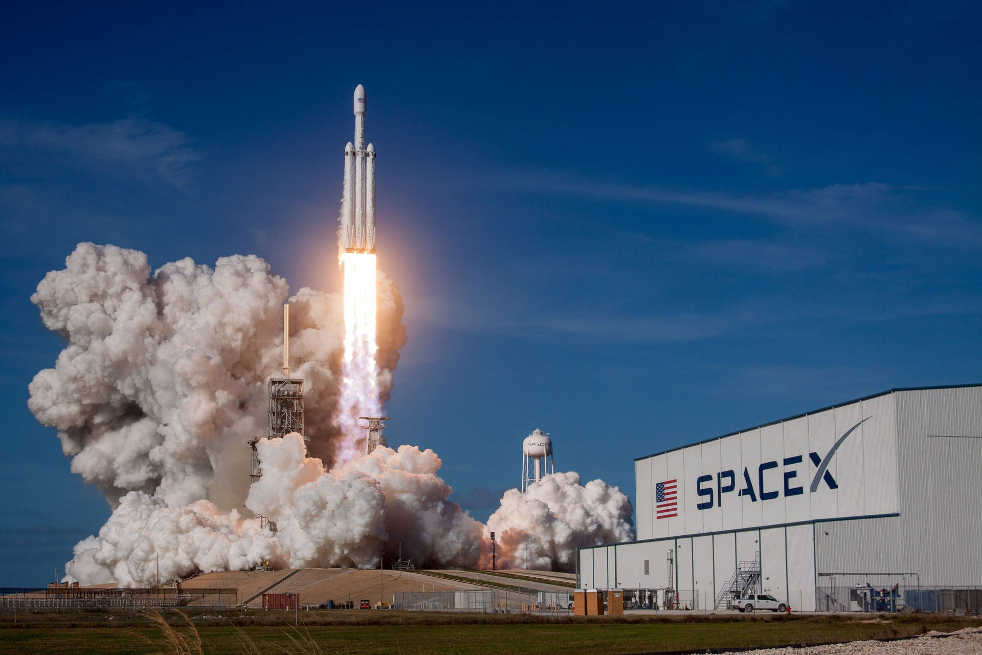 SpaceX 火箭發射，伴隨明亮火焰和煙霧 — Spacex GIF 壁紙
