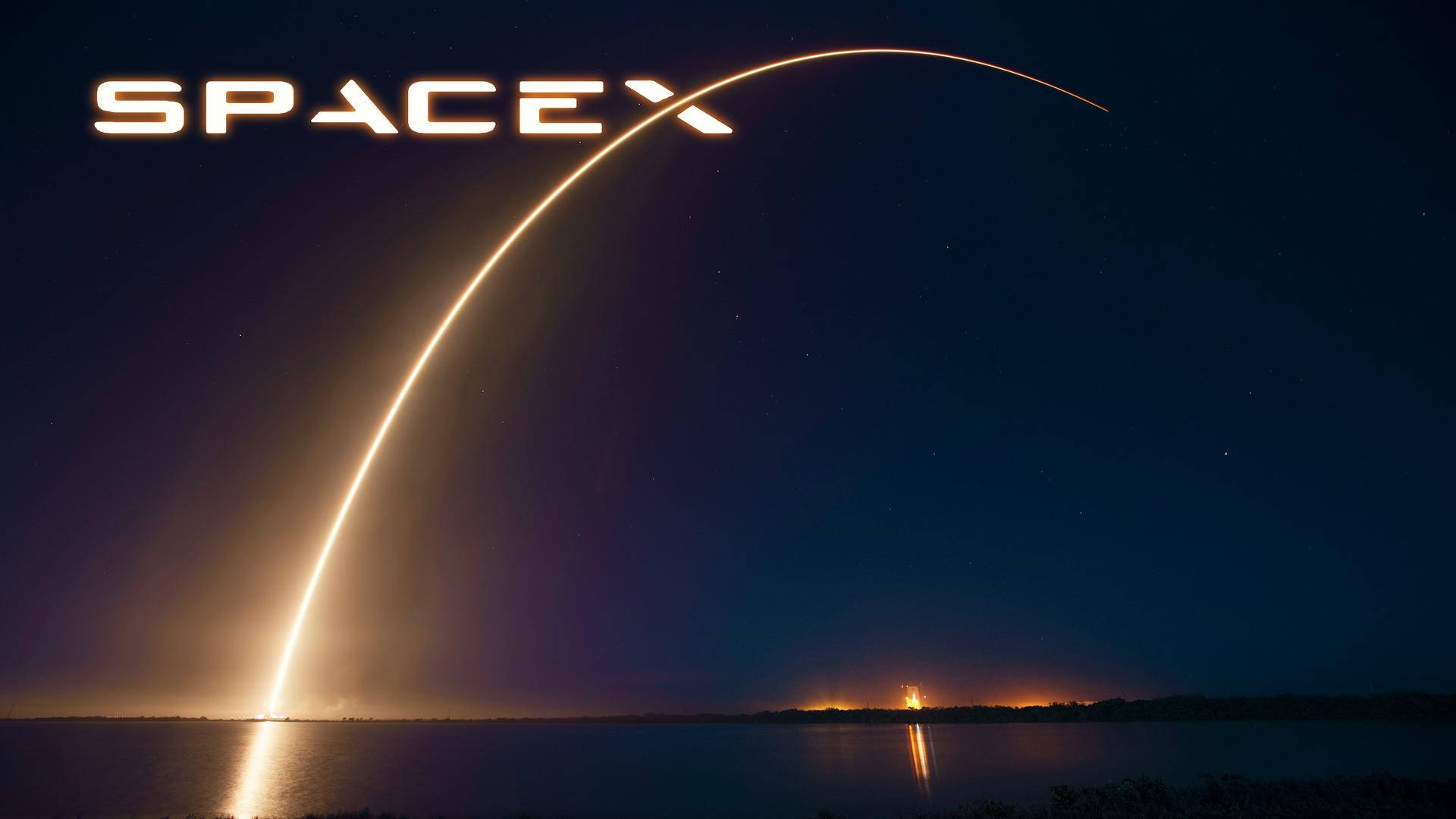 夜間在水面上發射 SpaceX 火箭，帶有發光軌跡和標誌。 — Spacex GIF 壁紙