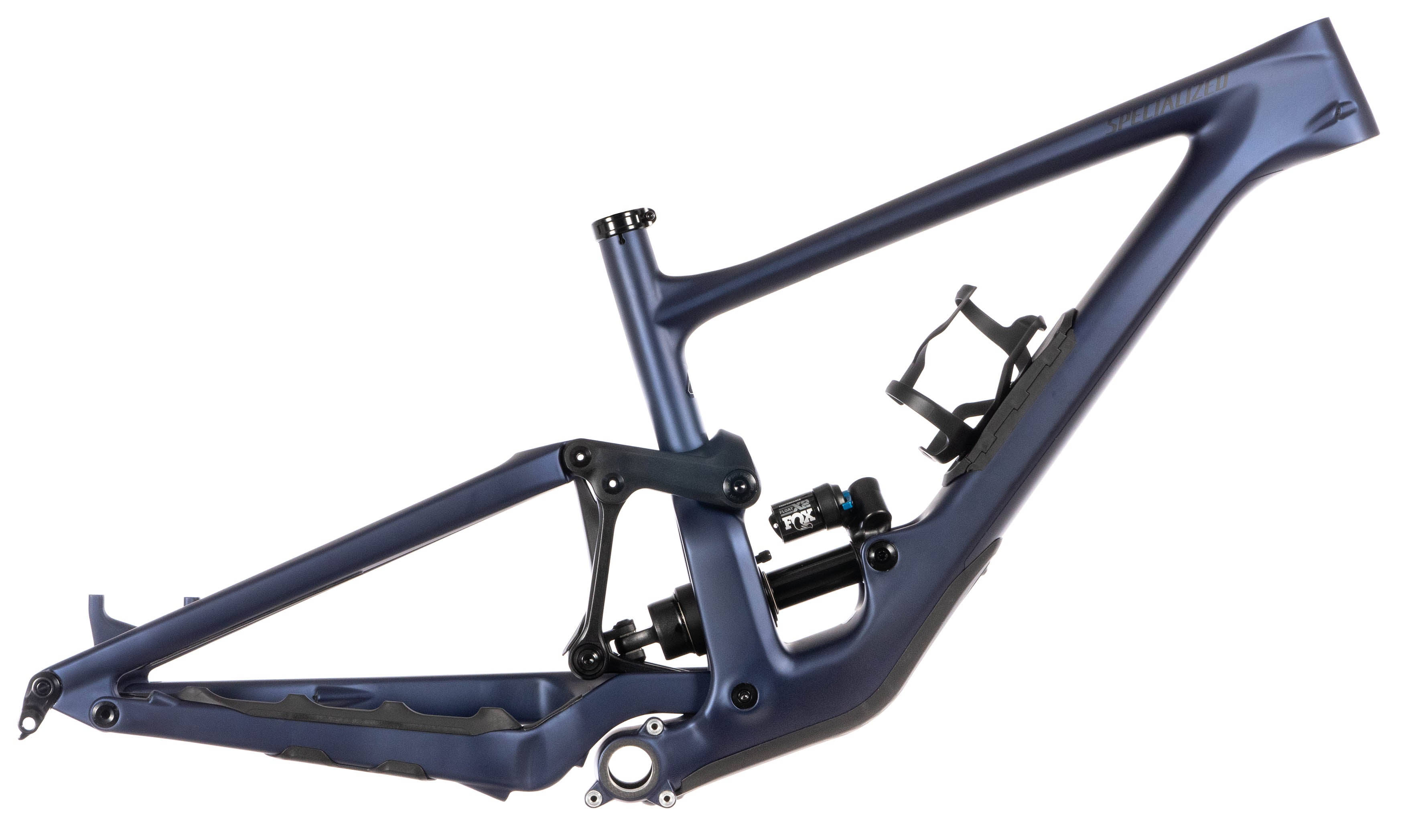 深藍色 Specialized 自行車車架 壁紙 — 一個時尚的啞光藍色山地車車架，帶黑色懸掛組件，在白色背景上孤立展示。