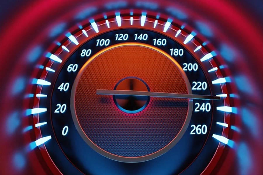 Speedtest 零至二百六十 壁紙 — 發光速度計指針指向近 240 的紅色和藍色霓虹燈特寫。