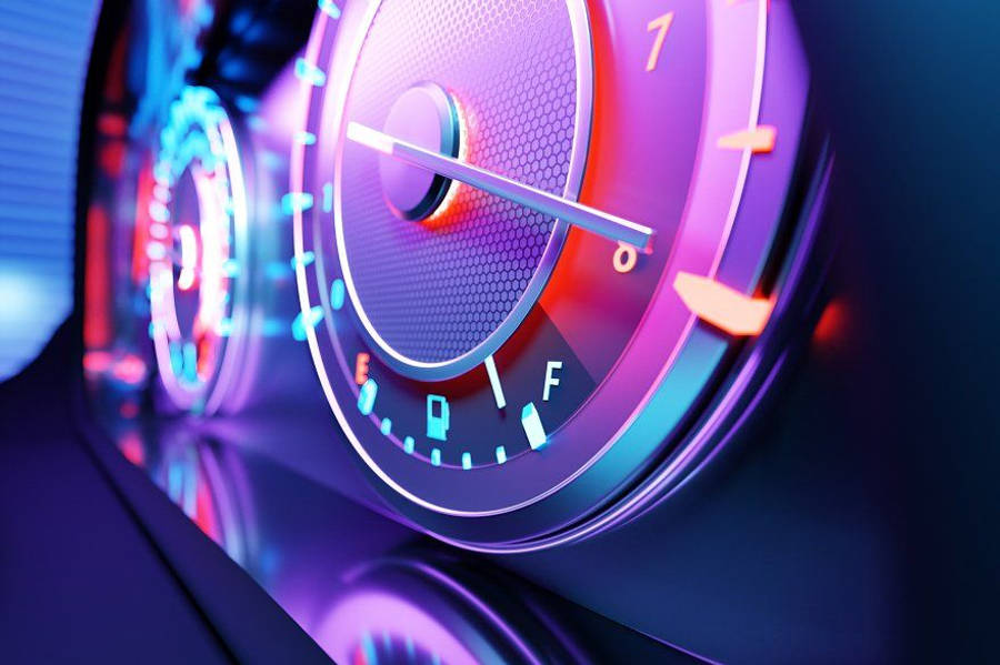 Speedtest 紫色計速儀 壁紙 — 未來感汽車儀表板特寫，散發著霓虹紫和藍色光芒，顯示燃油表。