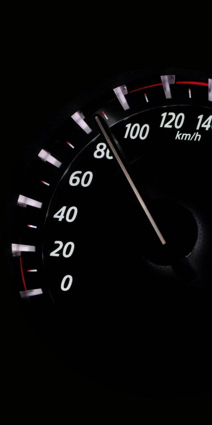 Speedtest 黑白計速儀 壁紙 — 汽車速度計指針近距離特寫，指向接近每小時80公里，背景為黑色，帶有發光白色標記。