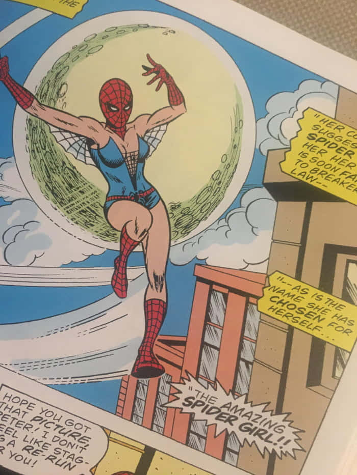 Betty Brant 桌布 壁紙 — Spider Girl 身穿藍紅戰衣，在滿月背景下以經典漫畫藝術風格動態跳躍。