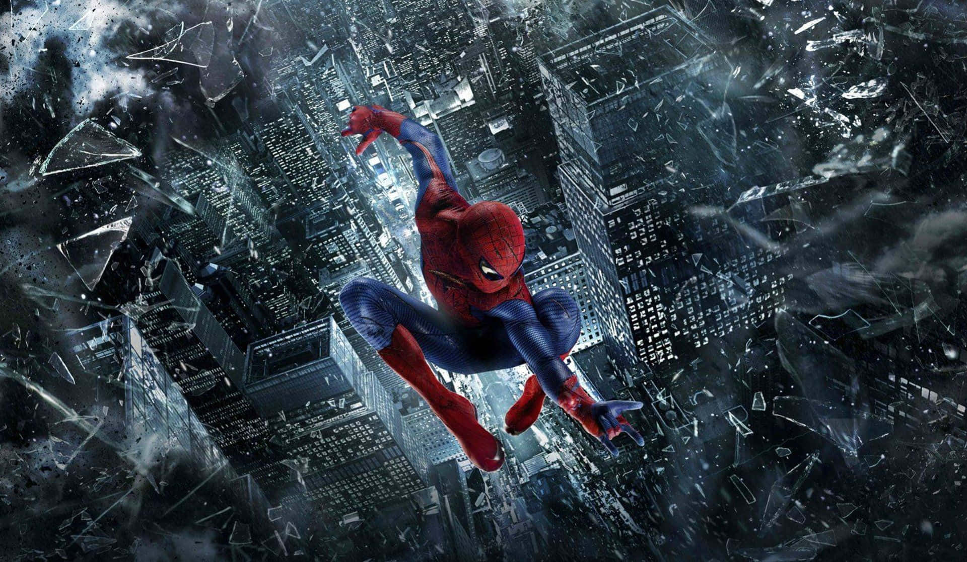 城市風景Spider-Man電腦壁紙 壁紙 — 蜘蛛俠在破碎的城市景觀中擺盪，玻璃碎片在他周圍飛舞，形成一個動態的動作鏡頭。