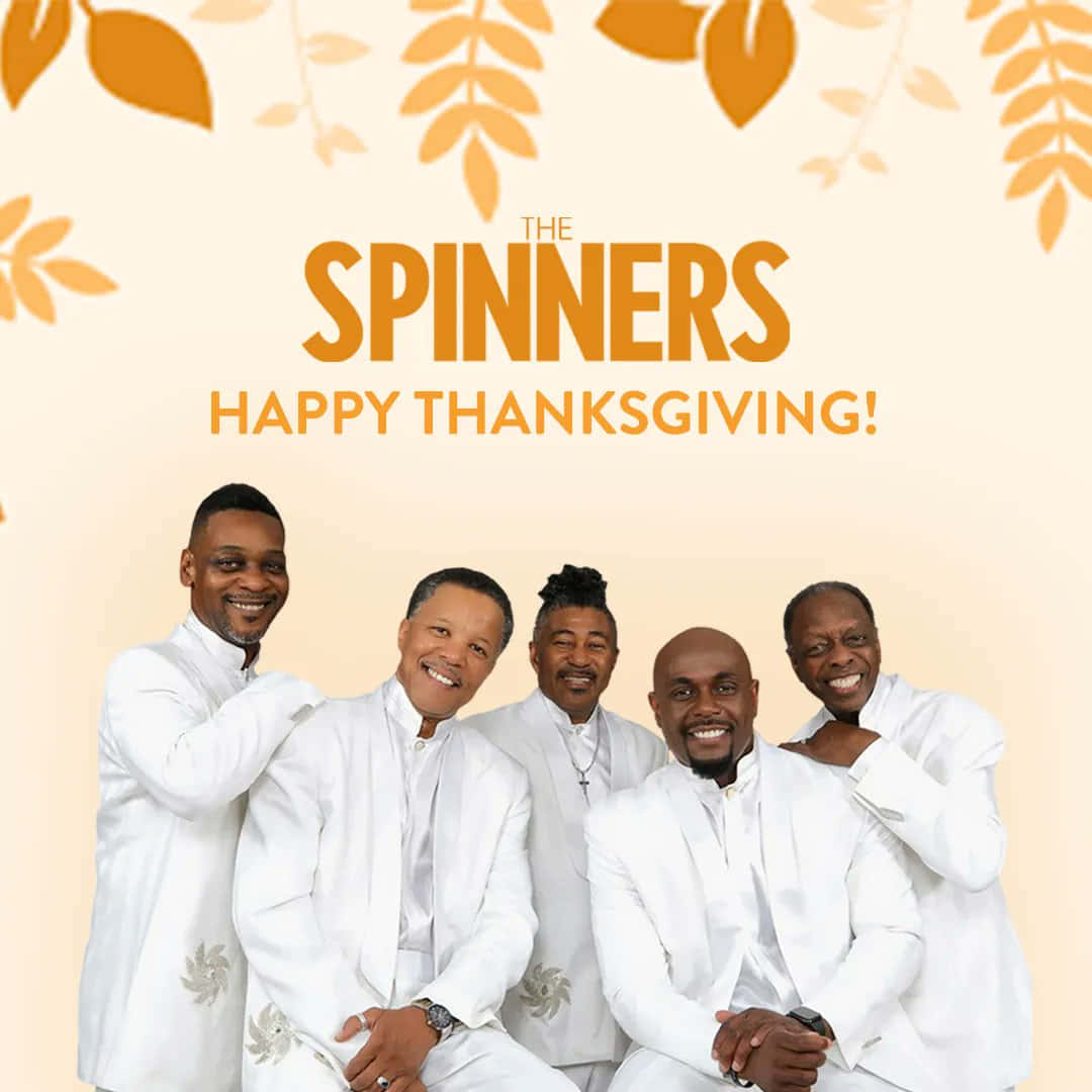 Spinners 感恩節藝術作品 壁紙 — 五位身穿白色西裝的微笑男士在米色背景前溫馨擺姿勢，背景有橙色葉子圖案和感恩節文字。