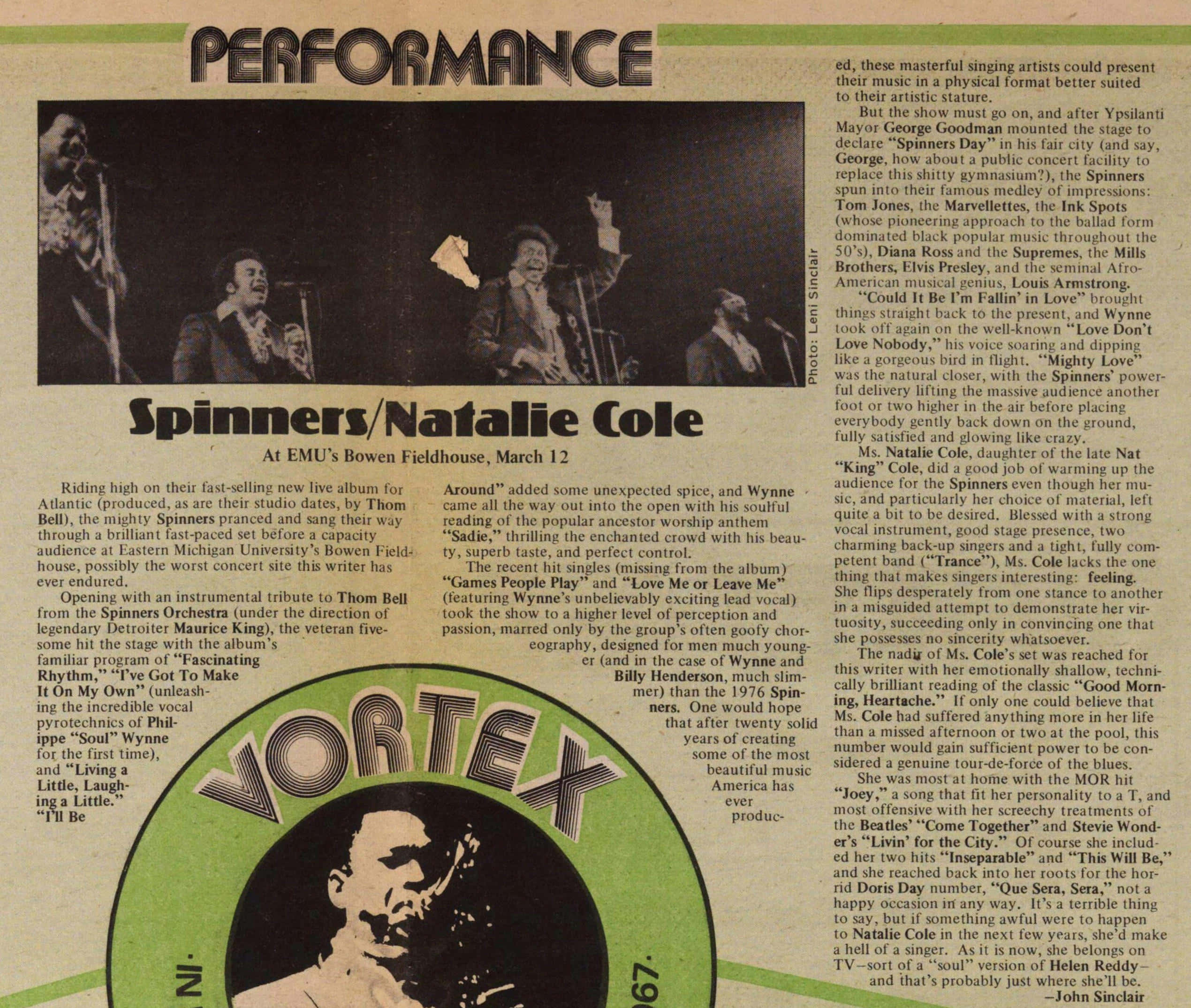 Spinners 新聞報導照片 壁紙 — 復古雜誌頁面， featuring 一張 Natalie Cole 和 Spinners 在 EMU 的 Bowen Fieldhouse 現場表演的黑白照片。