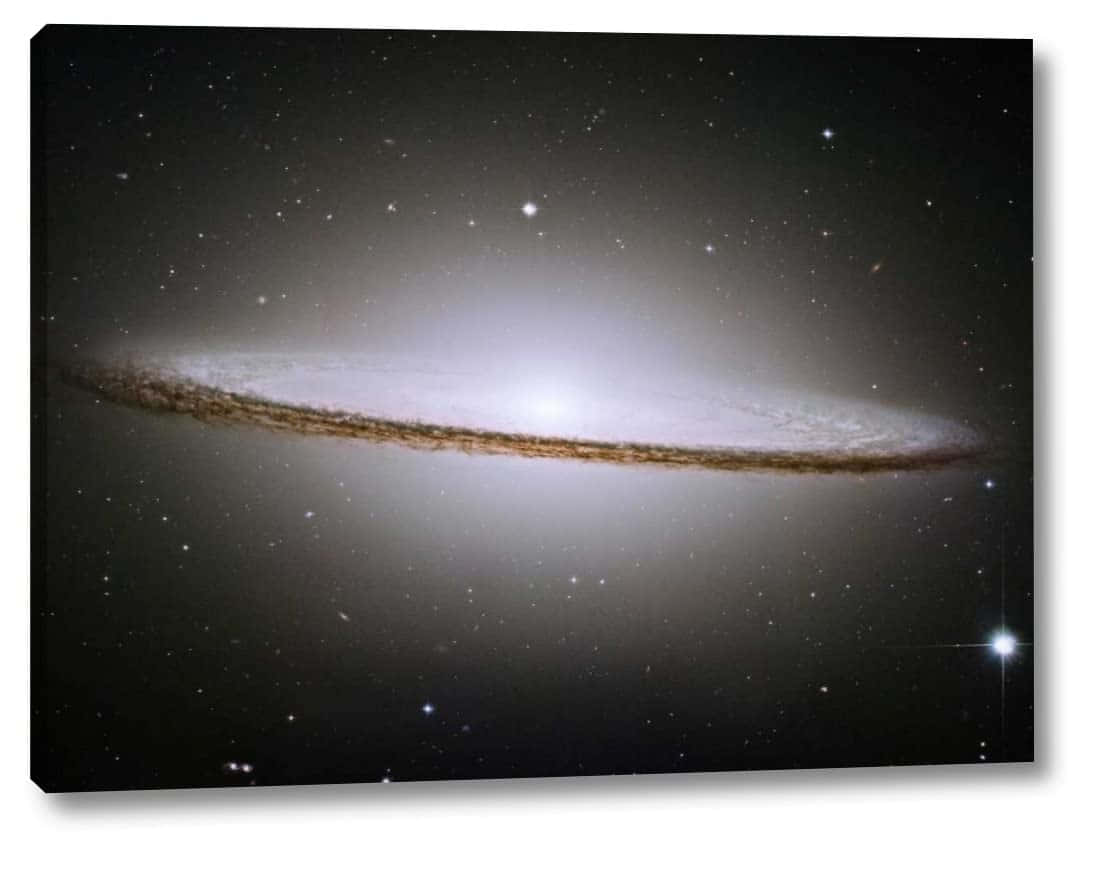  壁紙 — 一個令人驚嘆的螺旋星系在深空星場中閃耀著明亮的白色和金色塵埃帶。