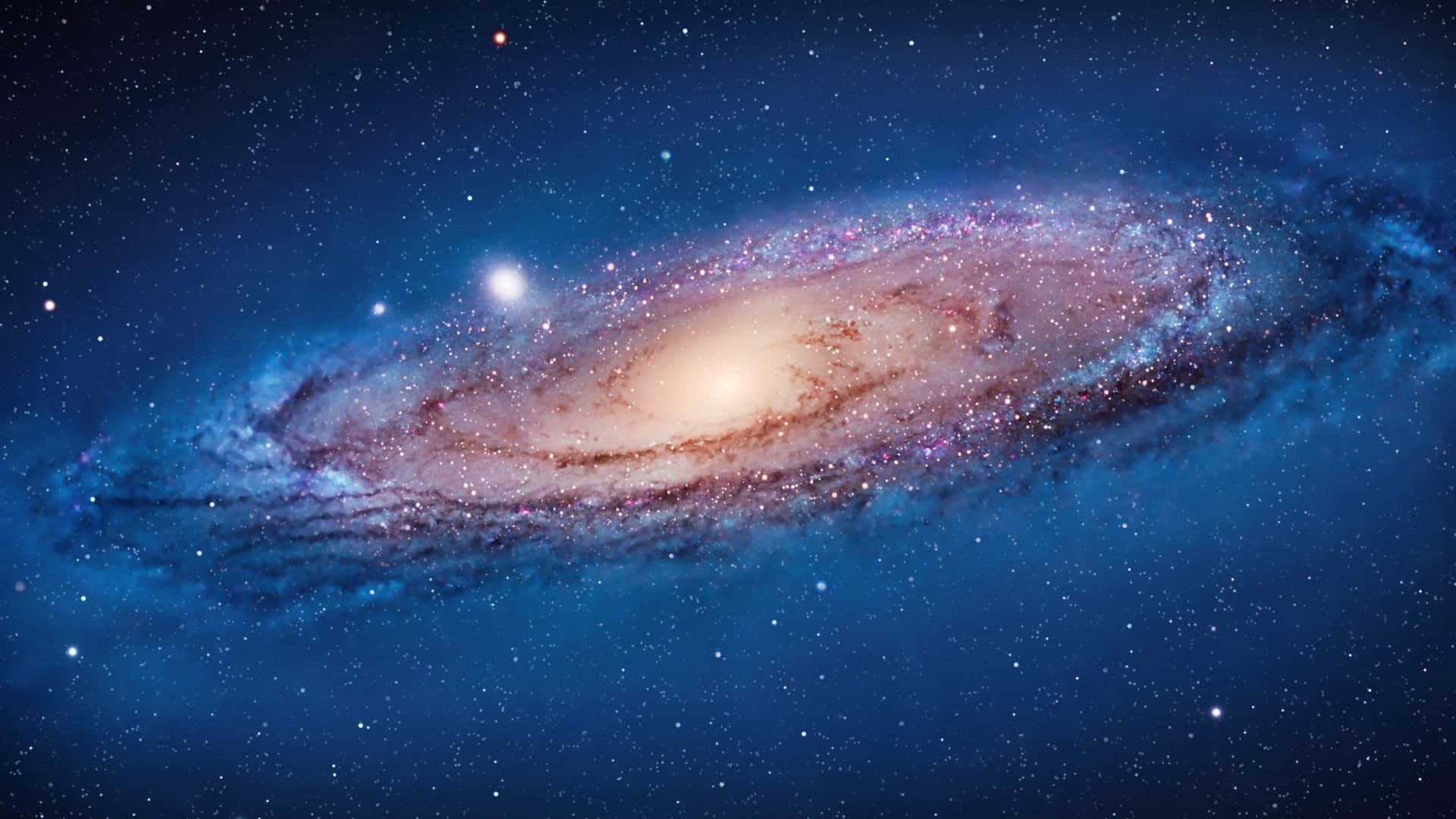  壁紙 — 一個令人嘆為觀止的螺旋星系，在深藍色星場中閃耀著粉紅色和金色的塵埃。