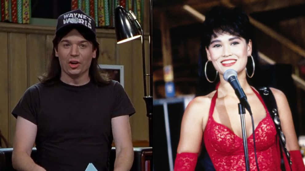  壁紙 — Wayne's World 主持人和一位身穿紅色蕾絲服裝、戴著圓環耳環的微笑歌手的分屏畫面。