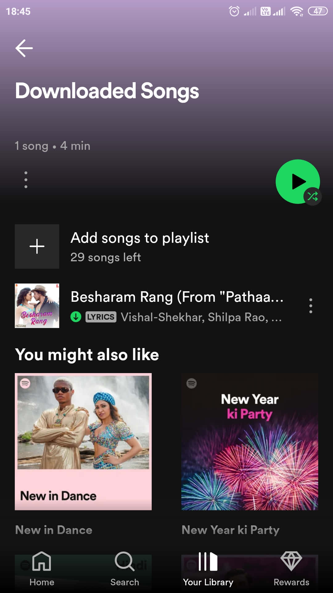 Spotify 下載歌曲清單截圖 壁紙 — 顯示已下載歌曲 Besharam Rang 及播放按鈕和播放清單建議的流動音樂應用程式畫面。