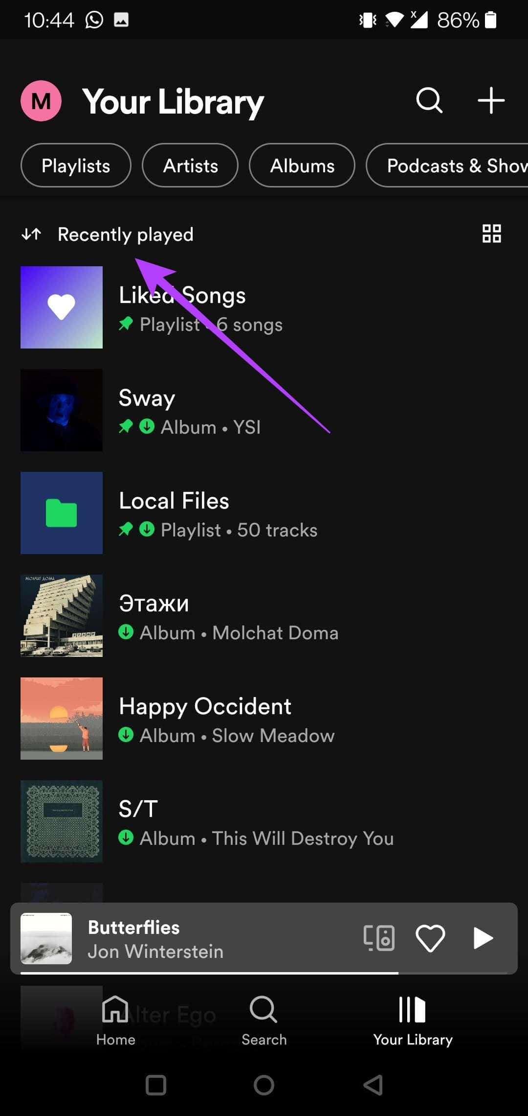 Spotify「你的圖書館」歌曲圖片 壁紙 — 一個深色手機音樂應用程式介面，顯示最近播放的歌曲和專輯，並有一個紫色箭頭指向「喜歡的歌曲」。