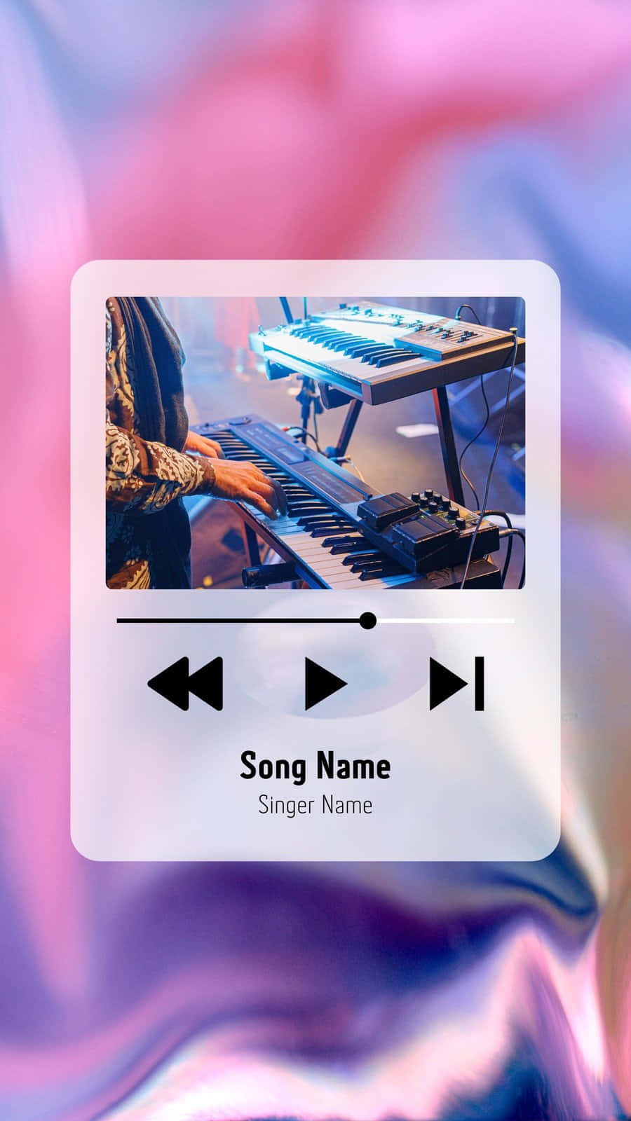 Spotify上鎖畫面歌曲圖 壁紙 — 一位音樂家在充滿活力的粉紅和紫色漸變牆紙上彈奏鍵盤，並帶有音樂播放器疊加層。