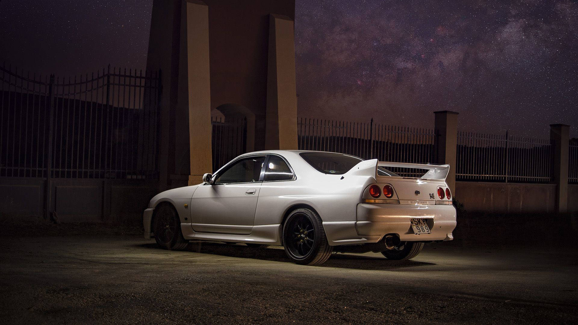 聚光燈下的尼桑Skyline GTR R33壁紙