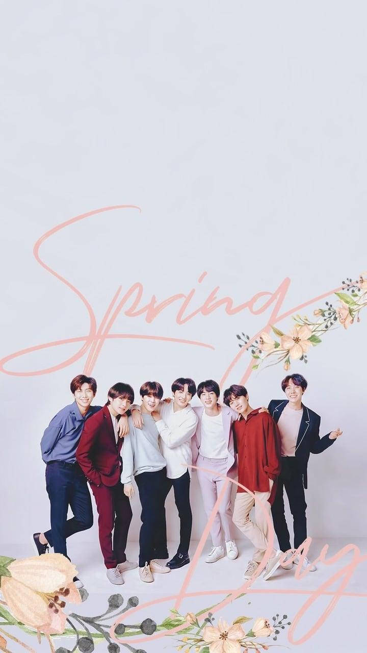 《Spring Day》鎖屏壁紙BTS 壁紙 — 七位微笑的年輕男性一起在柔和粉彩背景前擺姿勢，背景飾有花卉插圖和草書「Spring Day」文字。