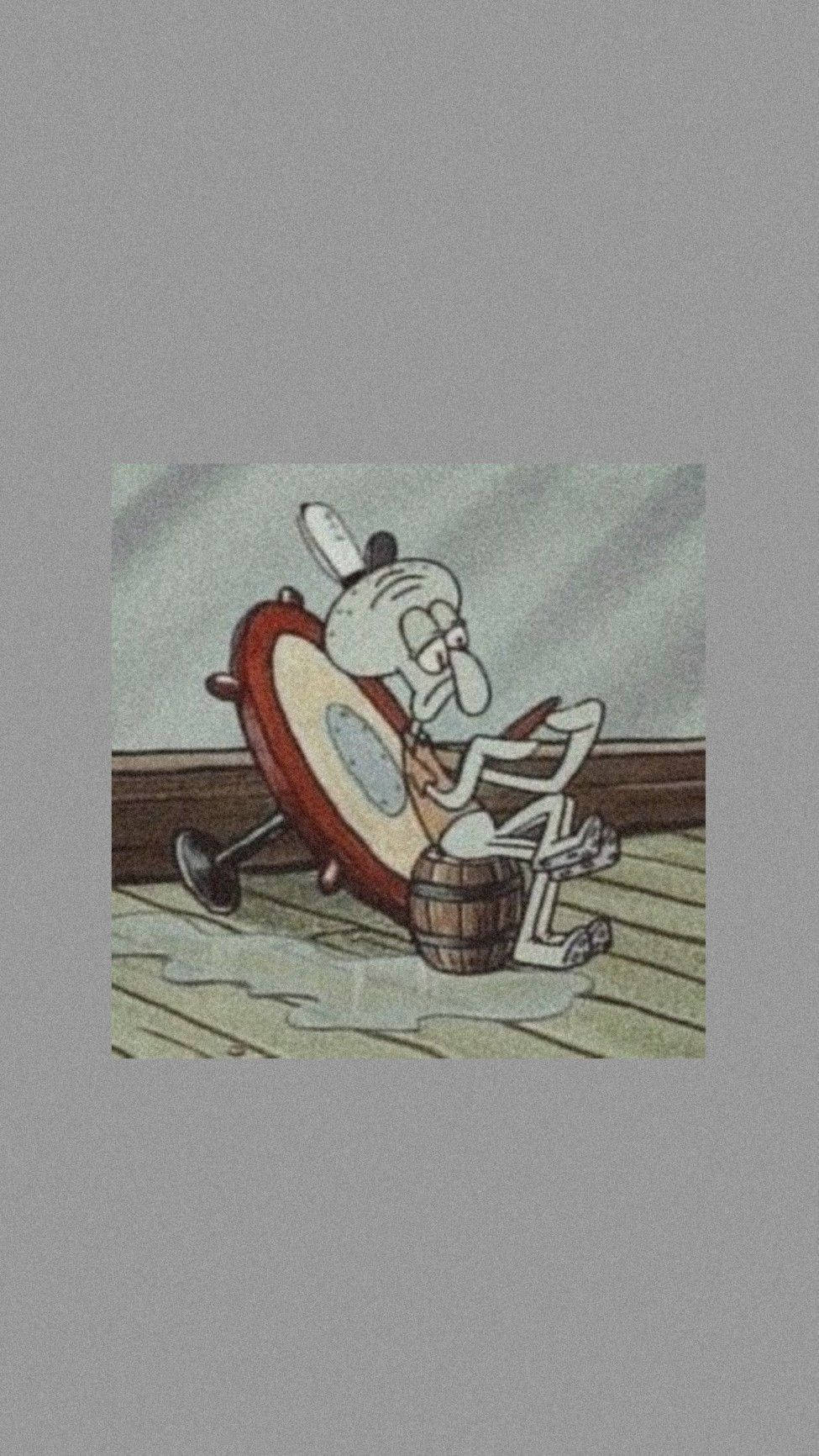 海绵宝宝 桌布 壁紙 — Squidward 癱坐在木甲板上的桶上，手持鼓棍，表情疲憊。