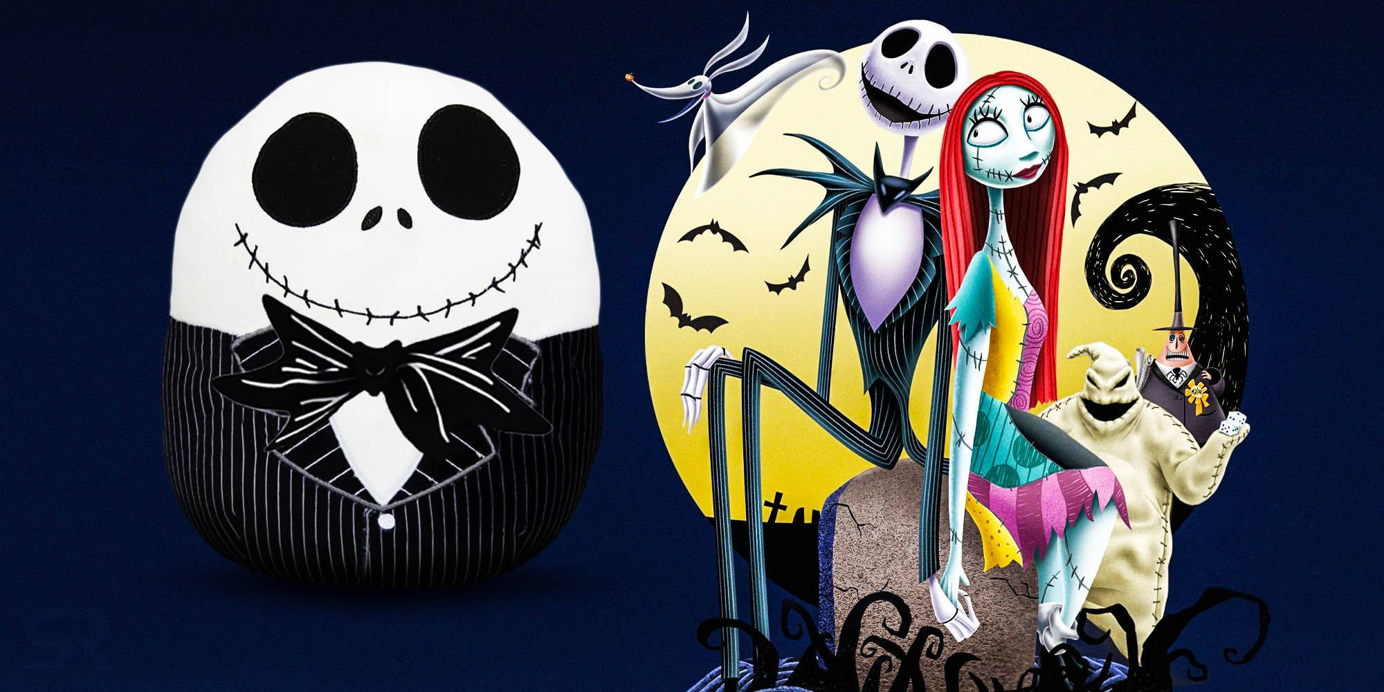 藍色背景的Squishmallows傑克骷髏頭 壁紙 — Jack Skellington 和 Sally 站在滿月前，蝙蝠飛翔，一個穿著燕尾服的南瓜頭 Jack 從旁邊觀看。