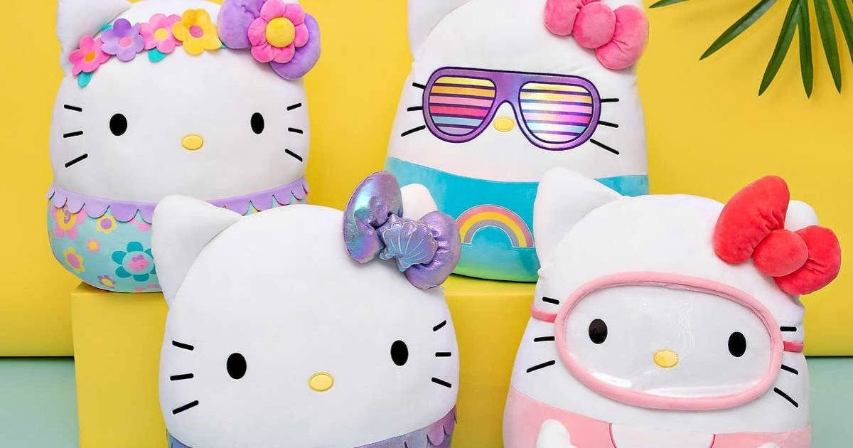 Squishmallows Hello Kitty系列 壁紙 — 四個色彩繽紛的Hello Kitty毛絨玩具穿著俏皮服裝，在帶有熱帶葉子的亮黃色背景前擺姿勢。