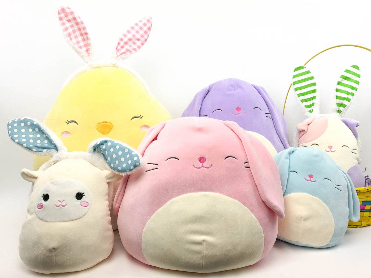 Squishmallows兔兔系列 壁紙 — 柔軟嘅粉彩色毛絨兔仔同一隻羔羊，有可愛嘅刺繡面同圖案耳仔，排列喺白色背景上。