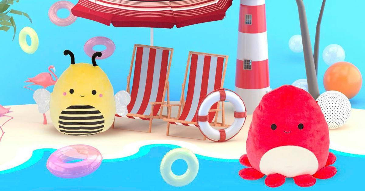 Squishmallows在海灘 壁紙 — 可愛的毛絨蜜蜂和八爪魚享受明亮的沙灘場景，有條紋椅子、燈塔和浮圈。