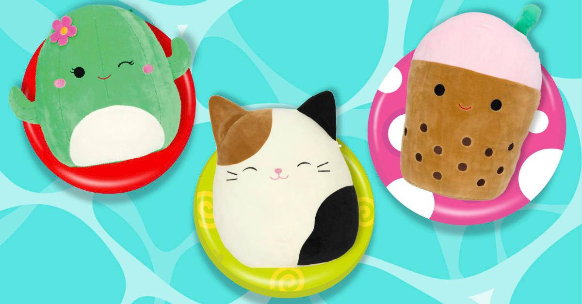 Squishmallows在游泳池中 壁紙 — 三個可愛毛絨玩具，一個仙人掌貓咪和一個泡泡茶杯，漂浮在色彩繽紛的充氣環中，背景是俏皮的藍色。