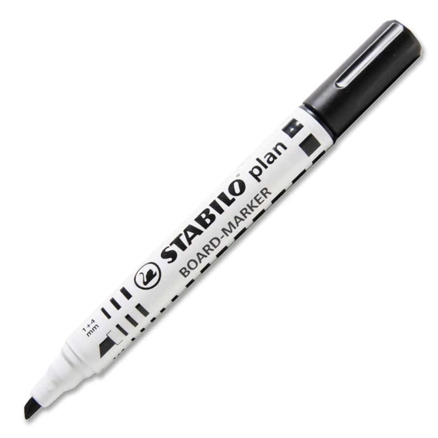 白色背景上的黑白STABILO白板筆。