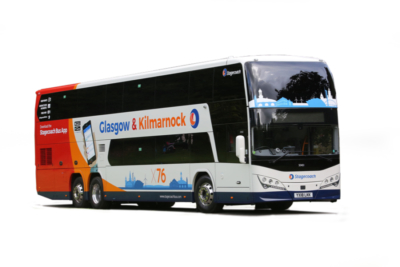 Stagecoach格拉斯哥至基爾馬諾克X76路線巴士 壁紙 — 一輛現代 Stagecoach 雙層巴士帶有格拉斯哥和基爾馬諾克路線品牌，停在黑色背景的草地上。