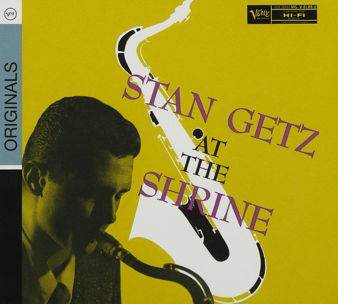 Stan Getz 在 1954 年 Shrine 演出專輯封面 壁紙 — 一位爵士音樂家在鮮黃色背景上演奏色士風，配有風格化的樂器圖案和專輯標題文字。