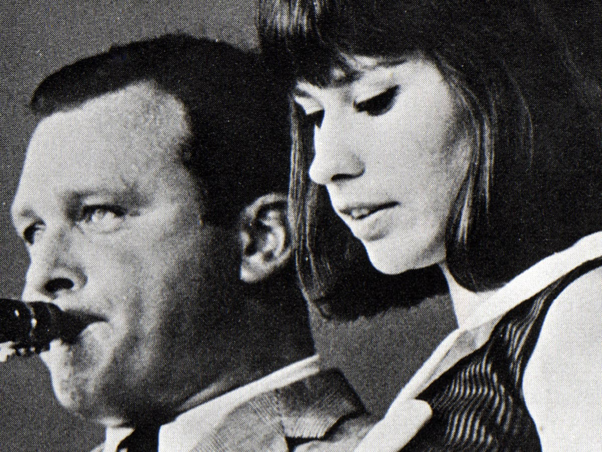 Stan Getz 與 Astrud Gilberto 1965 年演出 壁紙 — 一個粗糙的黑白特寫，一個男人在吹奏色士風，一個女人在他旁邊側面唱歌。