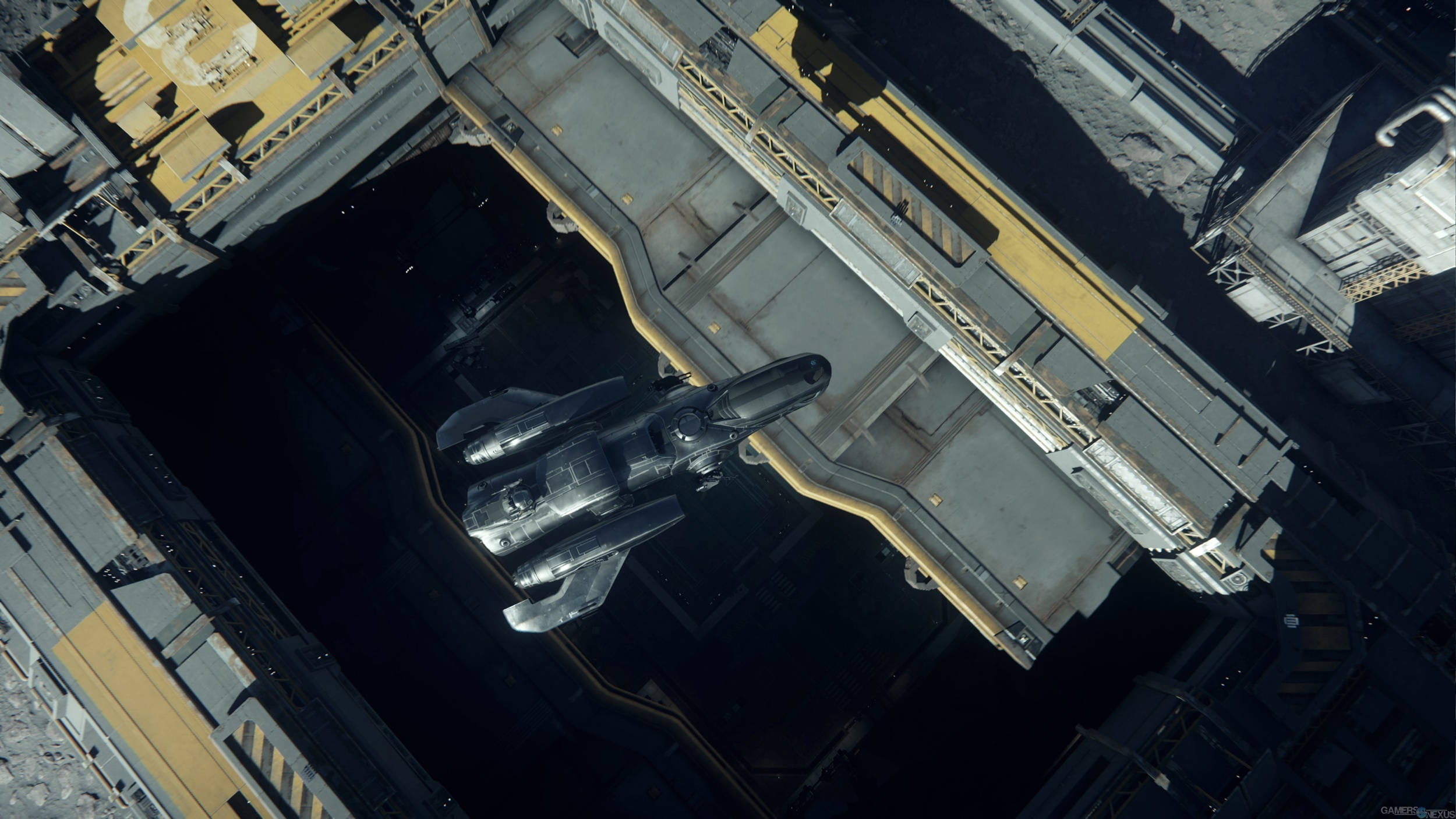 Star Citizen 電子遊戲截圖 壁紙 — 一架時尚的未來戰鬥機停放在廣闊工業太空站綜合體的金屬平台上。