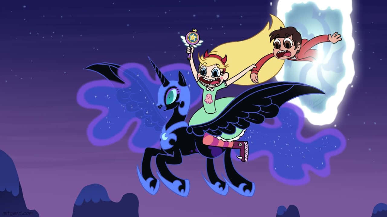 星蝶公主 桌布 壁紙 — Star 和 Marco 騎著一匹發光的藍色飛馬，穿過滿天星斗的紫色夜空，身後拖著一顆明亮的彗星。