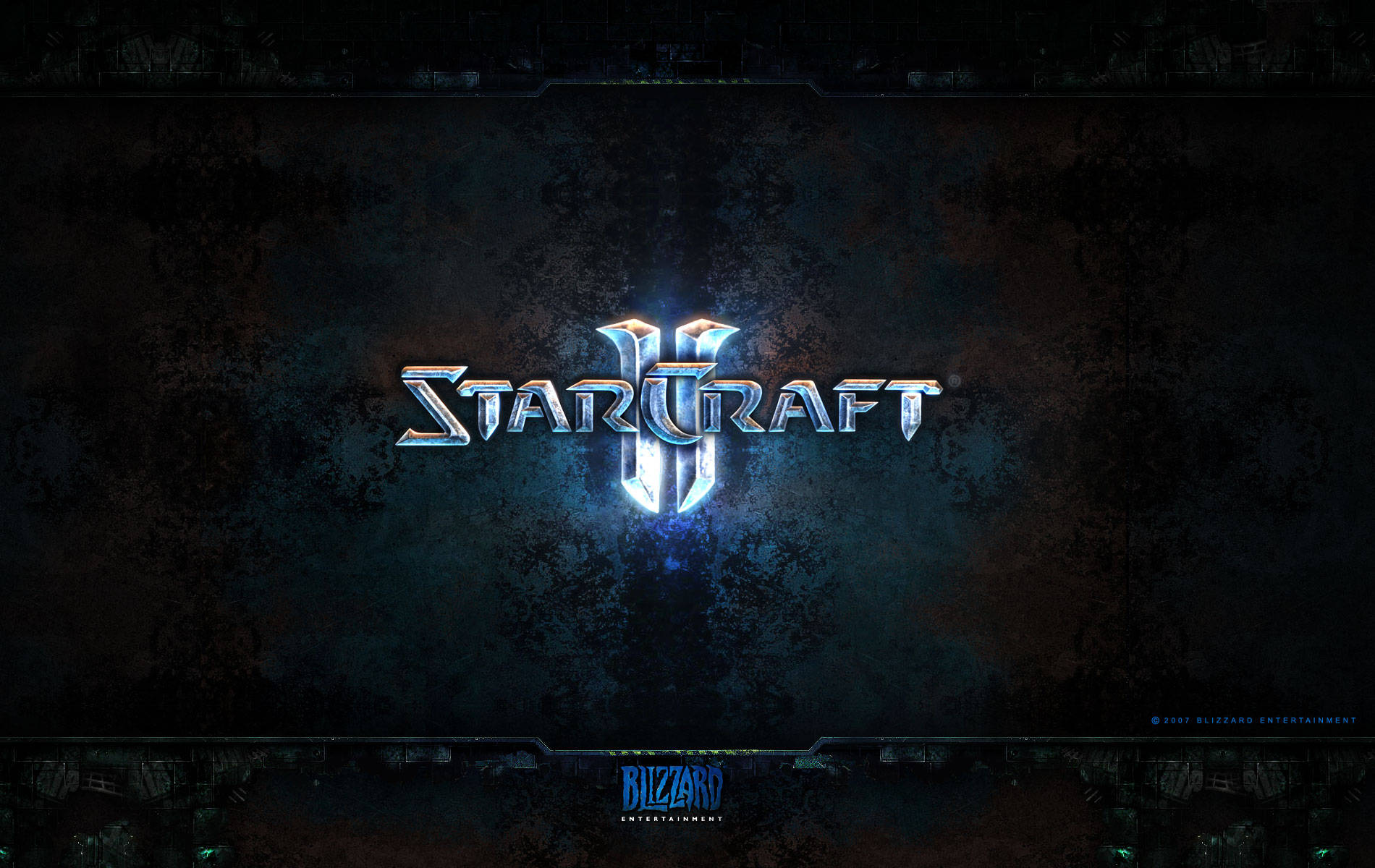 《StarCraft 2》標誌深色背景 壁紙 — StarCraft II 標誌在帶有微妙科幻細節的深色紋理背景上發出金屬藍光。