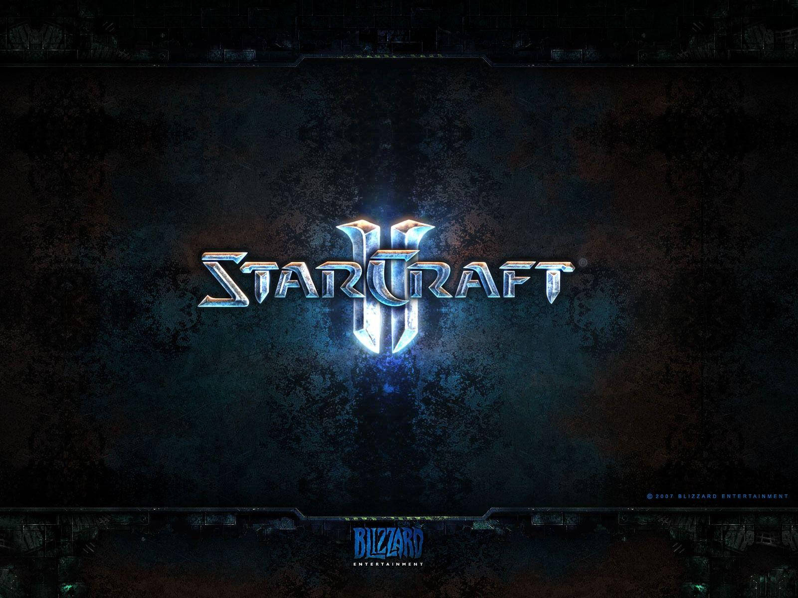 遊戲 桌布 壁紙 — StarCraft II 標誌在帶有細微電路圖案的深色紋理背景上發出金屬藍光。