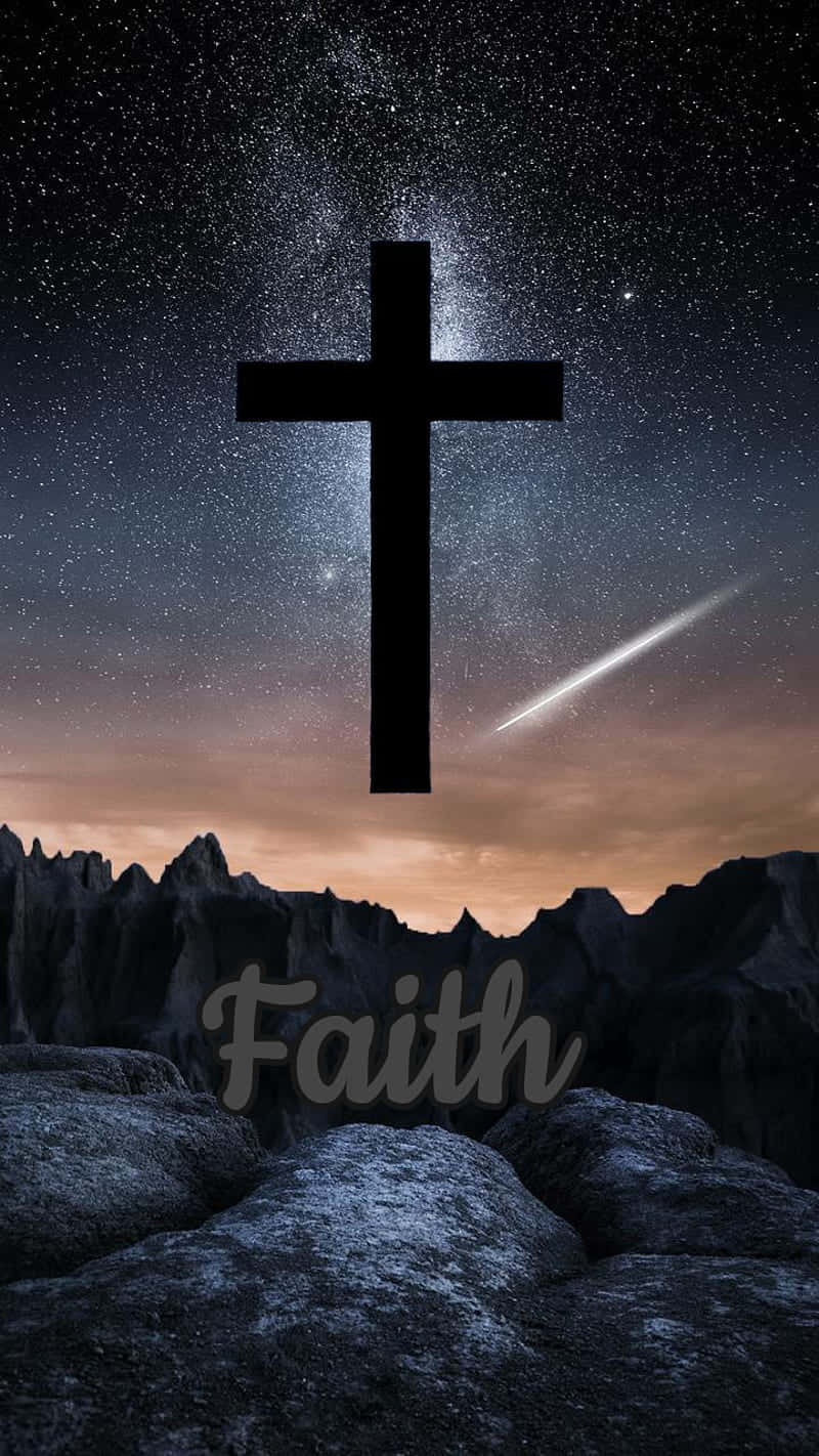  壁紙 — 一個鮮明的黑色十字架在星空夜空下形成剪影，一顆流星在崎嶇岩石地形上方劃過弧線。