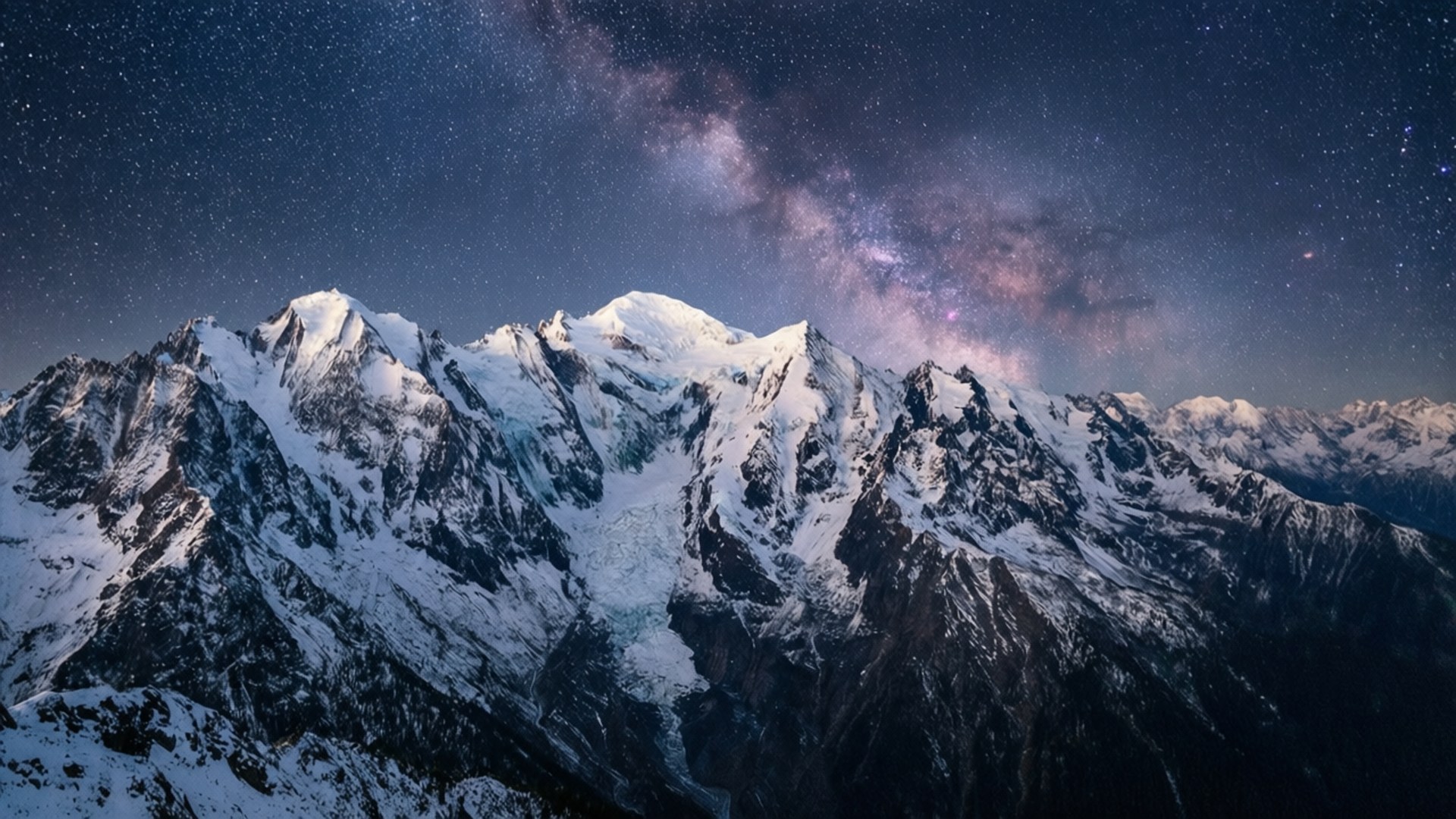 星空下的積雪山脈，銀河可見
