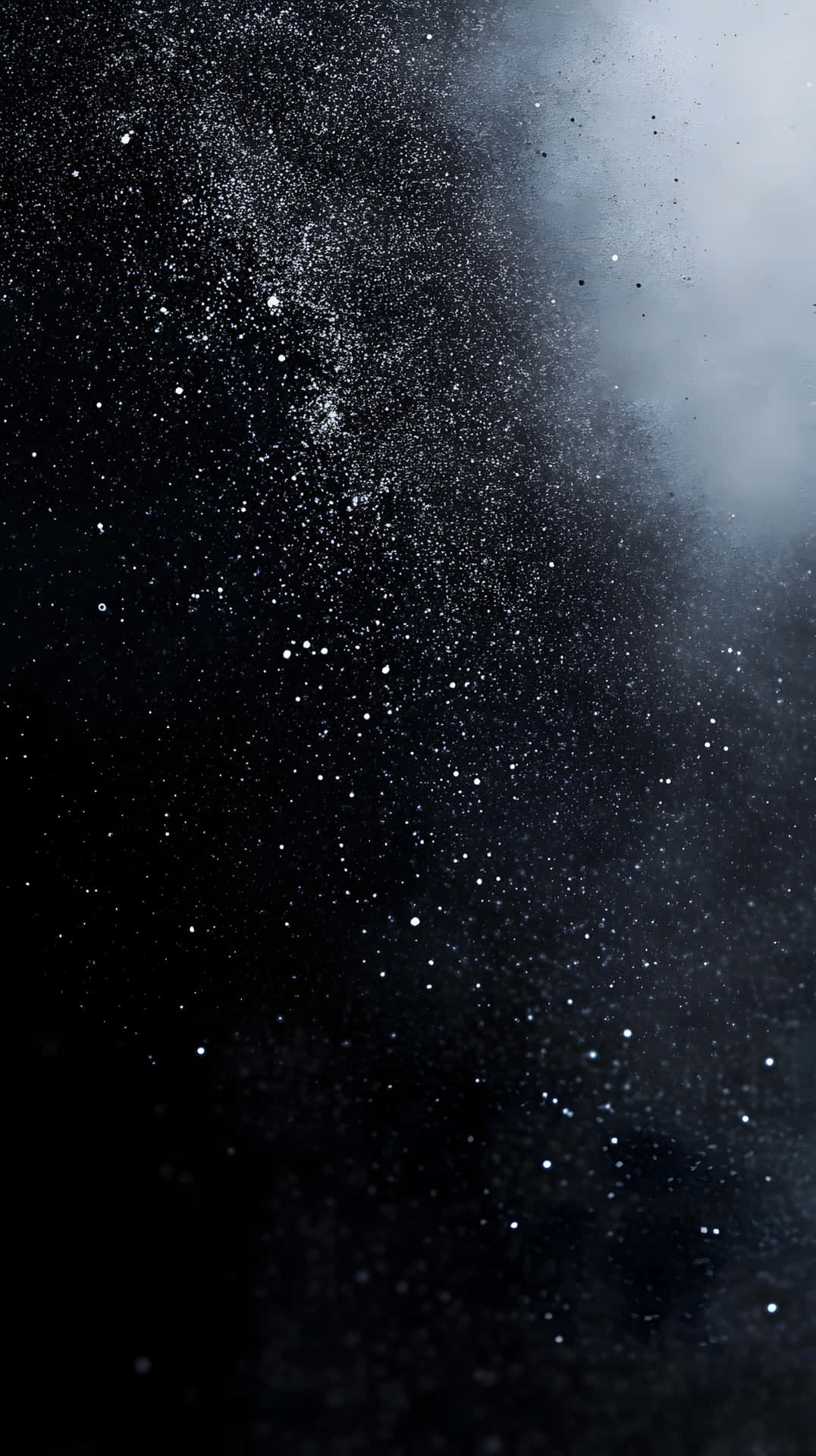 在深色漸變背景上，恆星和宇宙塵埃組成的天體場景