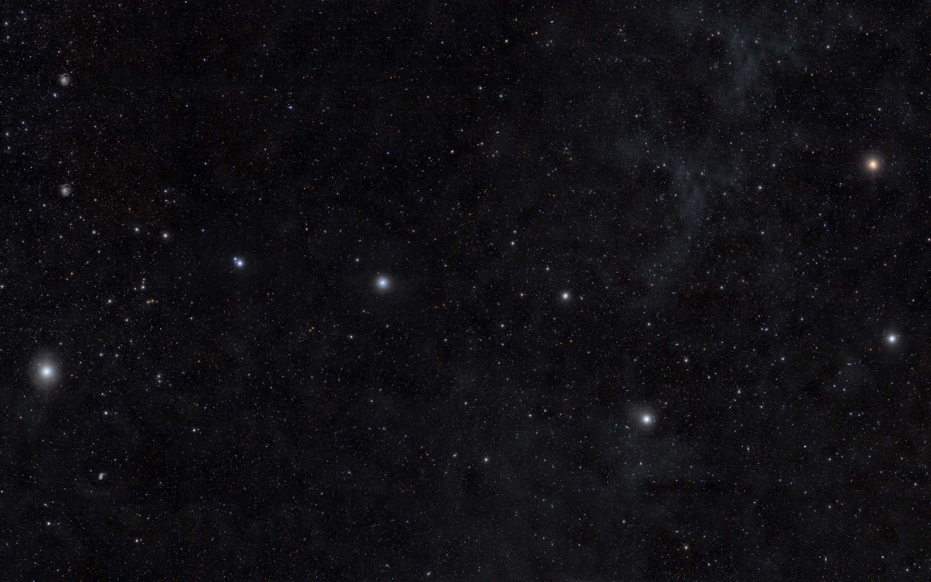繁星點點的夜空，在深空中閃爍的星星和微弱的星雲。