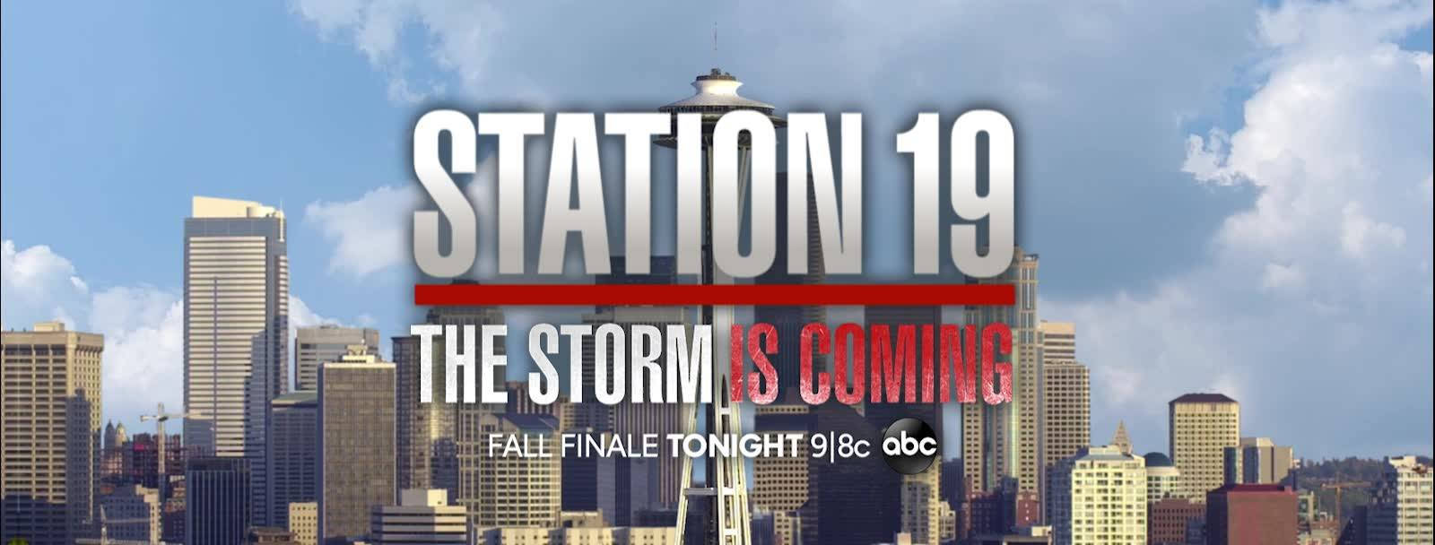 Station 19 終結篇 壁紙 — 粗體文字在帶有太空針塔和戲劇性雲層的西雅圖天際線上方宣佈「Station 19」。
