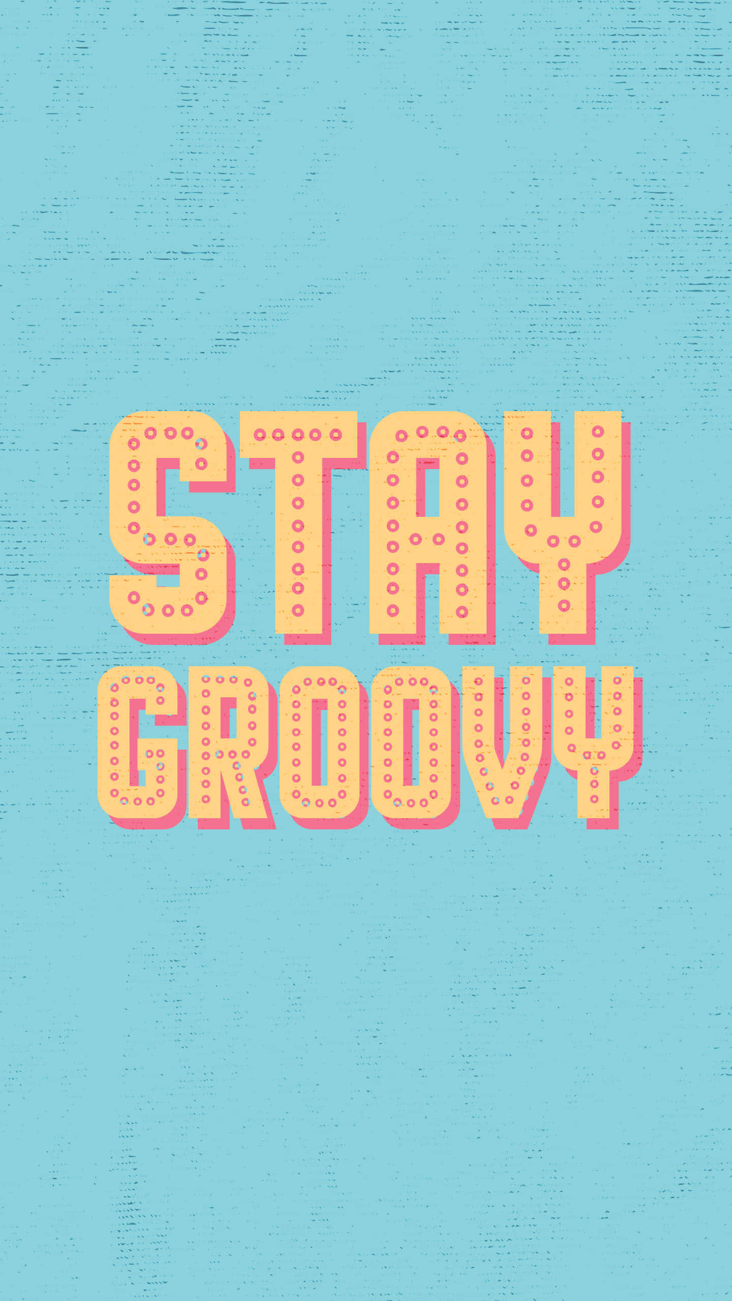 復古柔粉美學「Stay Groovy」字體藝術 壁紙 — 大膽復古風格 'STAY GROOVY' 文字，橙色配粉紅色輪廓，置於紋理淺藍色背景上。