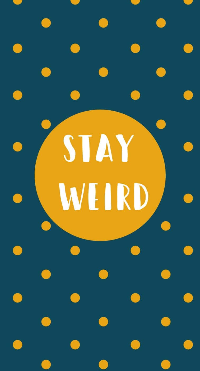  壁紙 — 一個大膽的黃色圓圈，中間有白色文字寫著「STAY WEIRD」，背景是帶有黃色圓點的藍綠色。