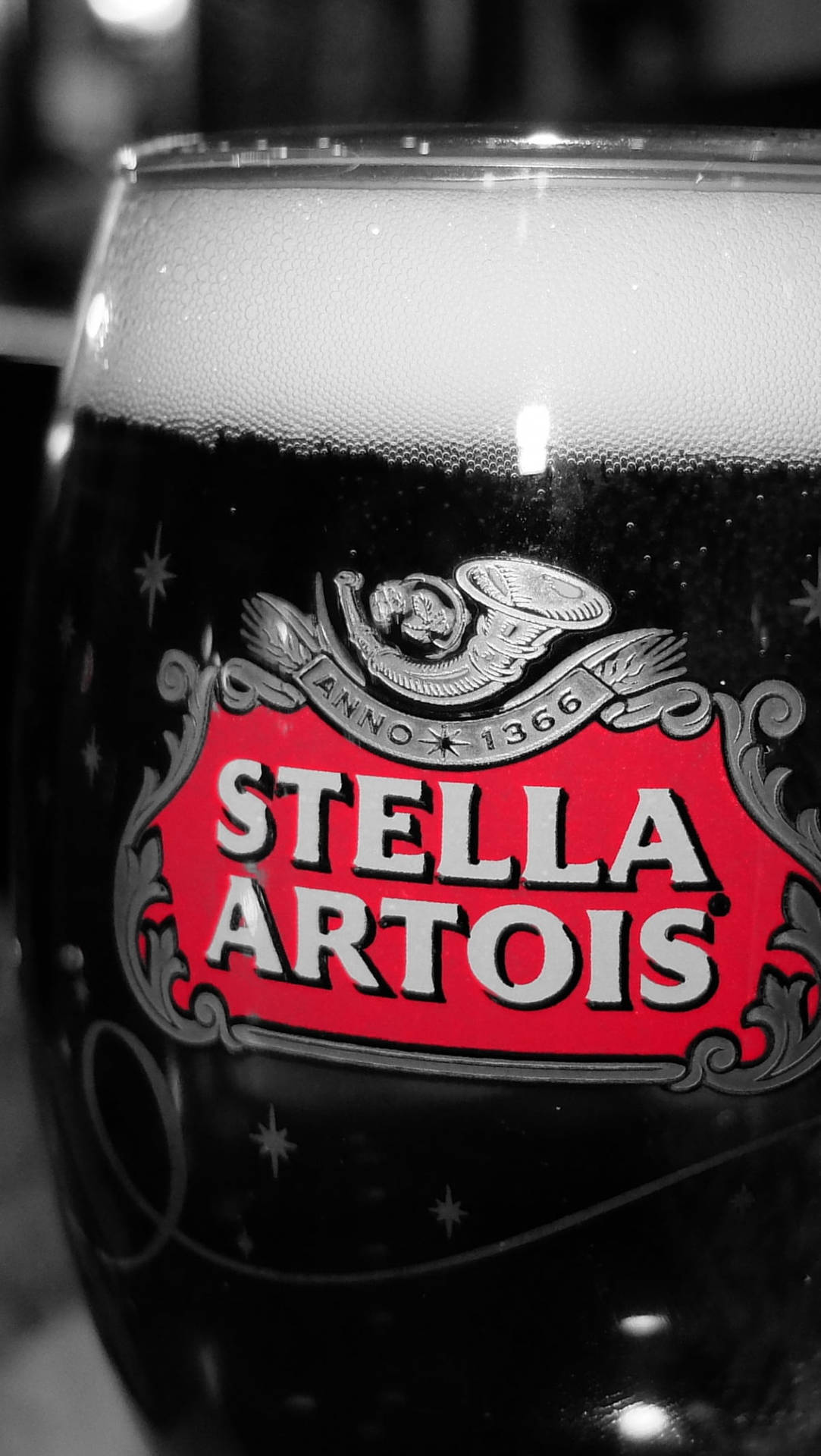 帶有泡沫頭和紅色標誌的Stella Artois啤酒杯。