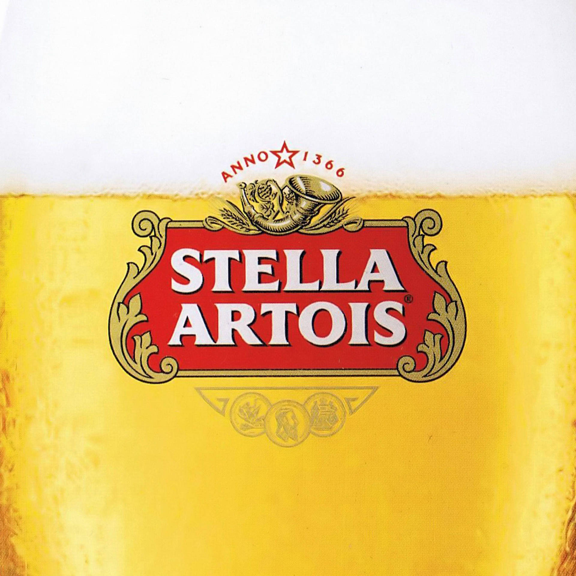 Stella Artois 啤酒杯，帶有金色液體和白色泡沫。