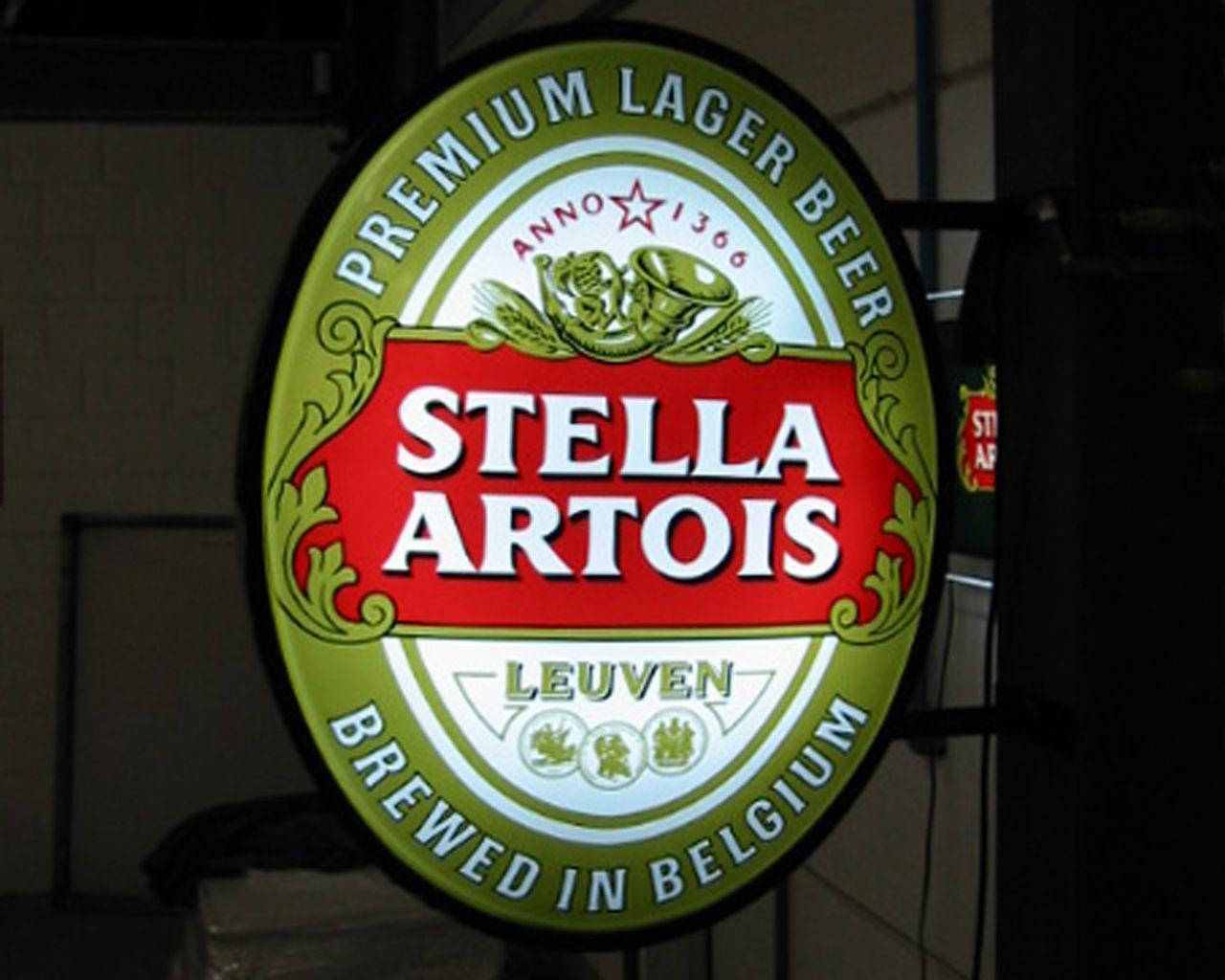 在黑暗酒吧中發光的 Stella Artois 啤酒招牌。