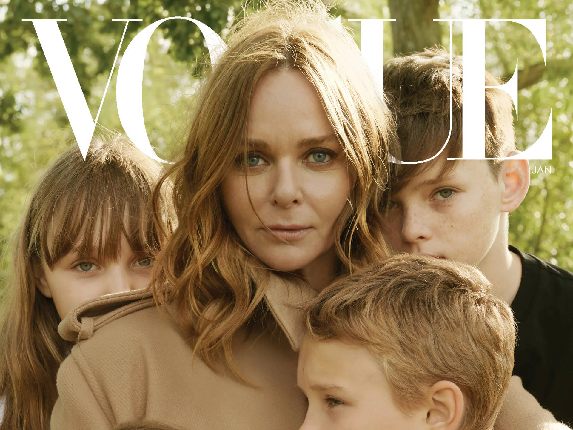 為《Vogue》雜誌拍攝的母親和三個孩子在陽光下的戶外肖像。