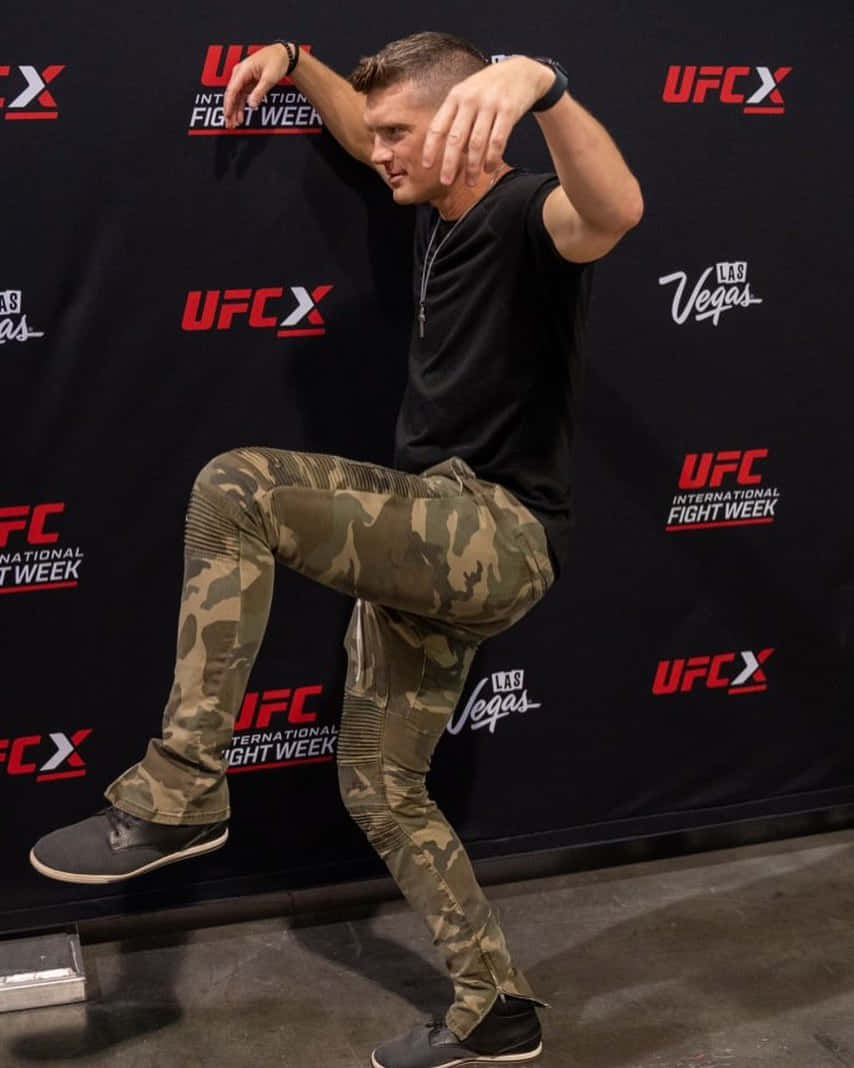 UFC戰士在拉斯維加斯活動中穿著迷彩褲擺姿勢。