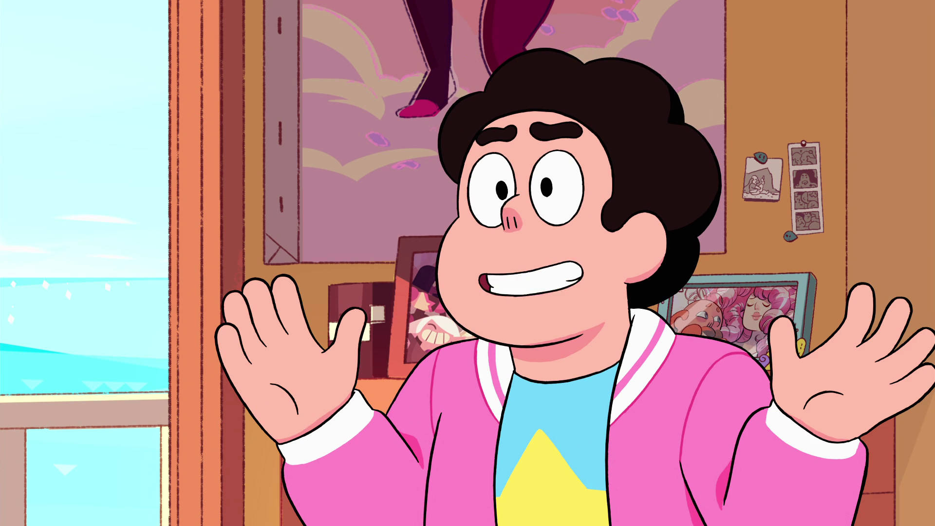《Steven Universe》電影截圖 iPad 壁紙 — 一個穿著粉紅色外套的開心動畫角色在室內舉起雙手，在可俯瞰海洋的窗戶附近燦爛微笑。