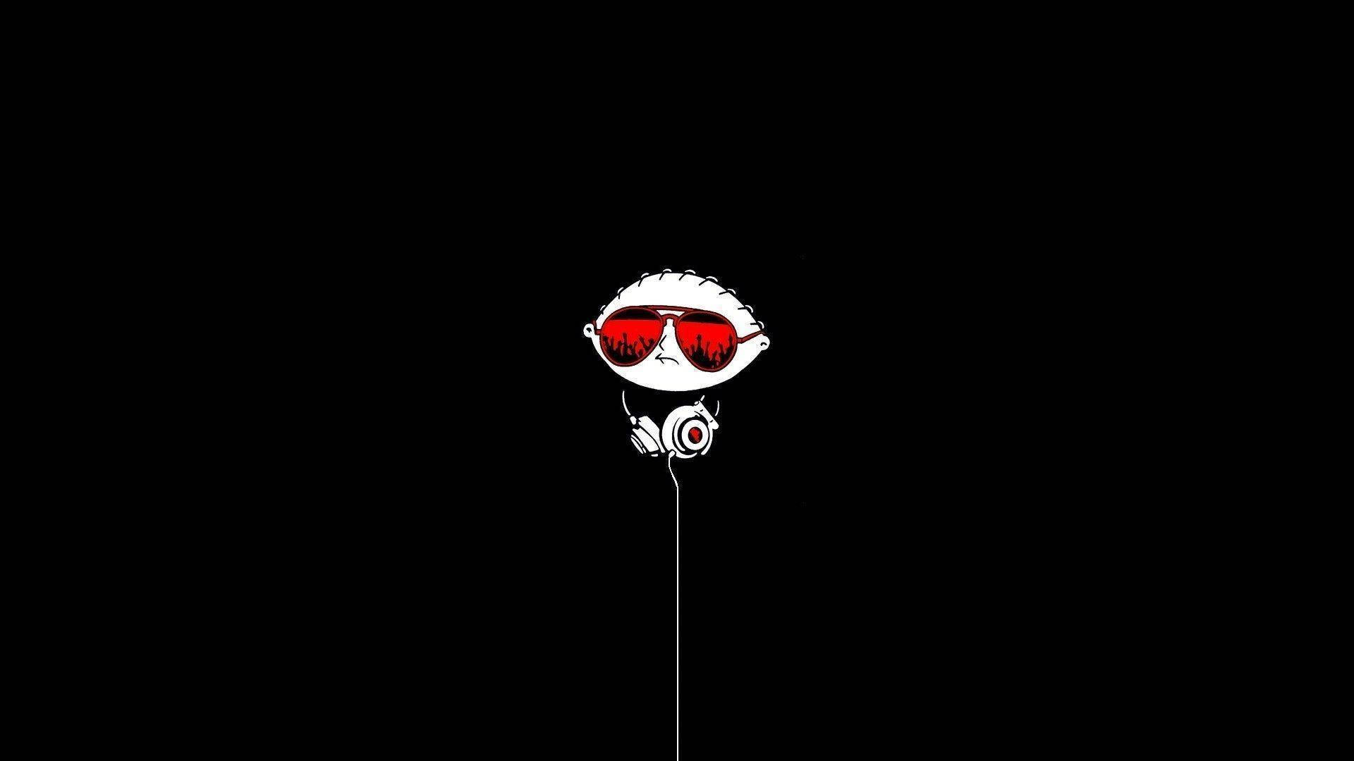 Stewie Griffin 數位藝術 壁紙 — 一個極簡風格的白色卡通眼球，戴著紅色太陽眼鏡和耳機，漂浮在純黑背景上。