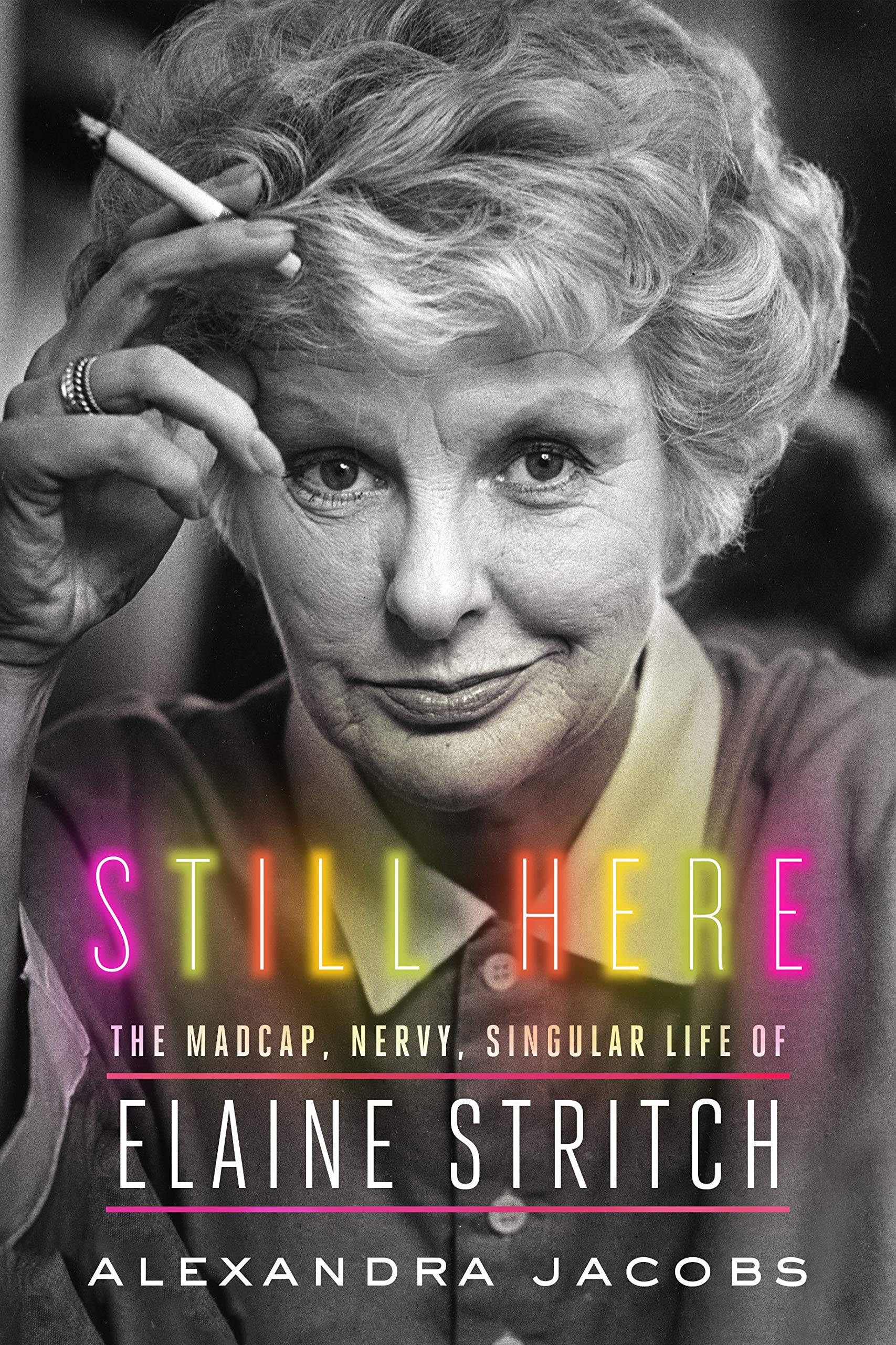 《Still Here》書封：資深舞台演員艾琳·斯特里奇傳記封面 壁紙 — 伊萊恩·斯特里奇的黑白肖像，手持香煙，露出自信的笑容，並帶有鮮豔的霓虹文字疊加。